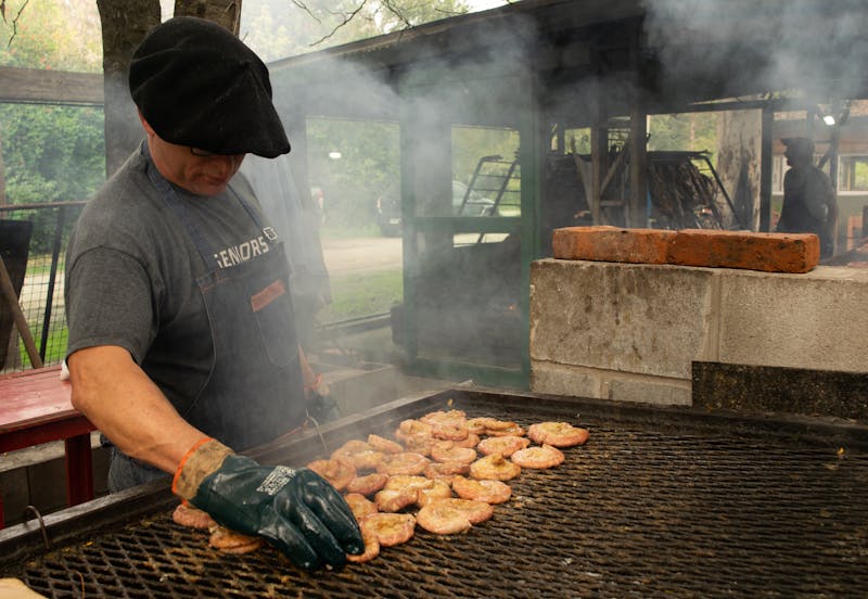 4 rivers smokehouse interior and authentic BBQ preparation